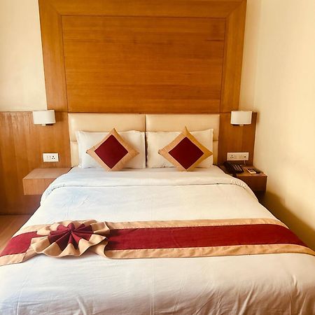 Hotel Middle Path & Spa Pokhara Exterior photo