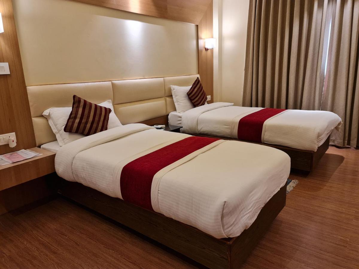 Hotel Middle Path & Spa Pokhara Exterior photo
