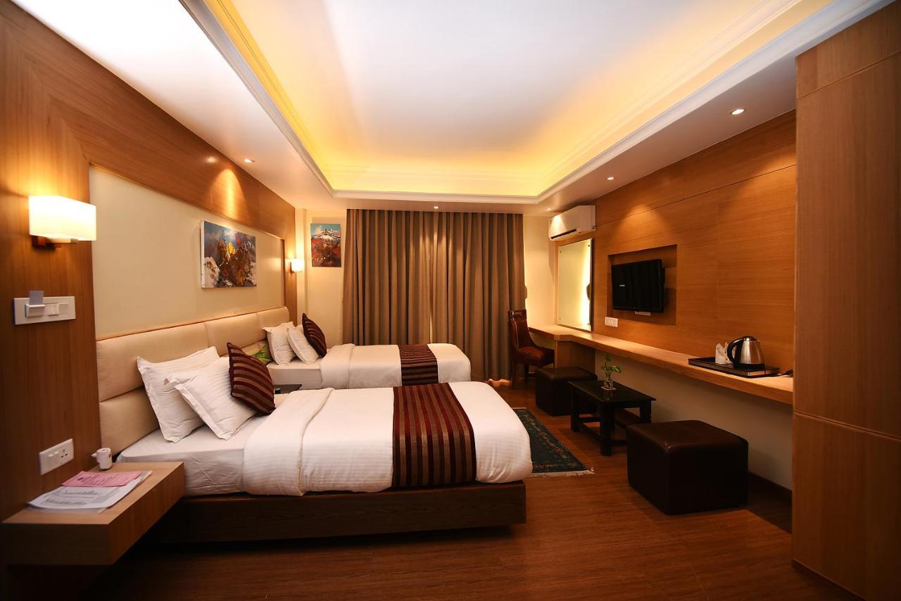 Hotel Middle Path & Spa Pokhara Exterior photo