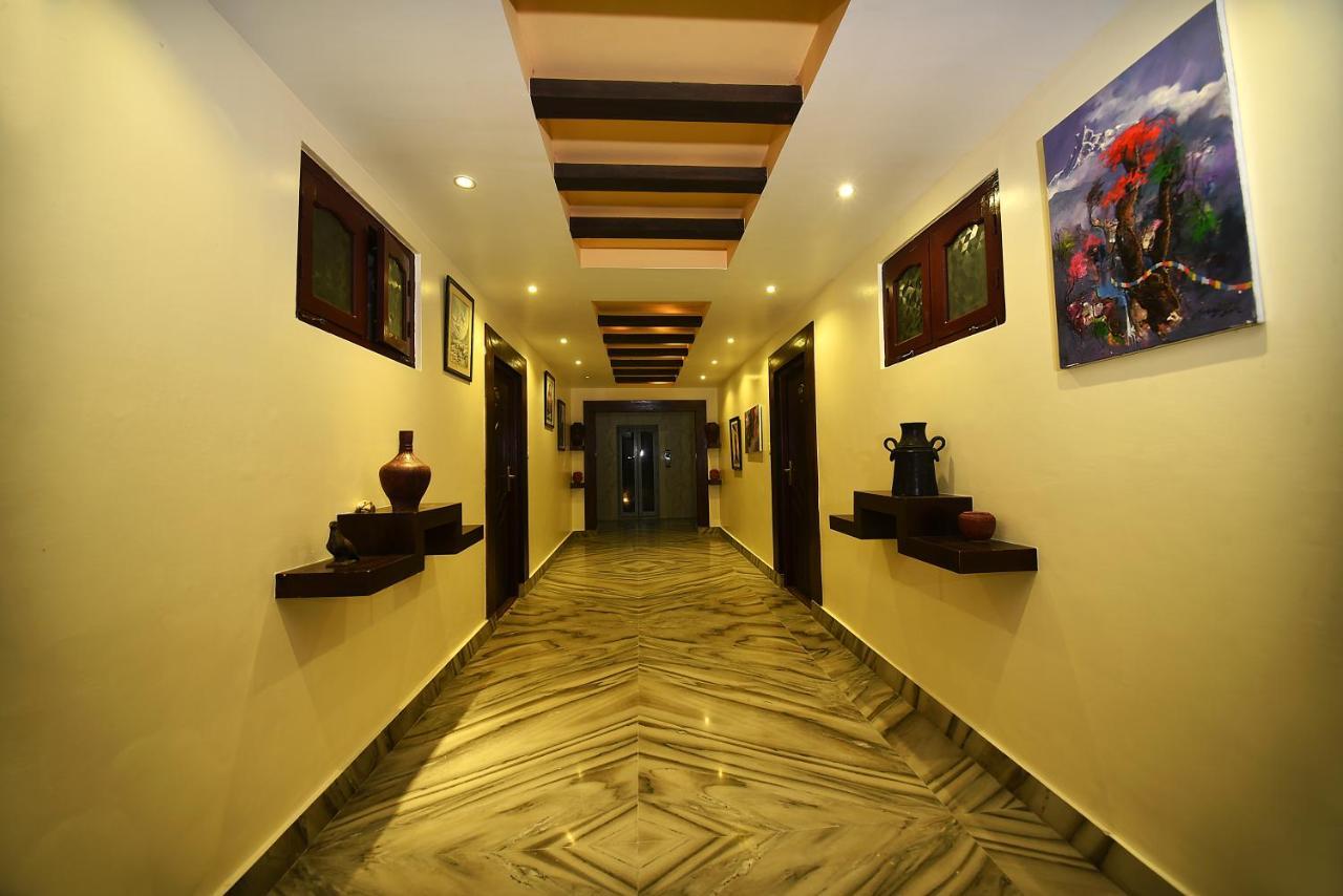 Hotel Middle Path & Spa Pokhara Exterior photo