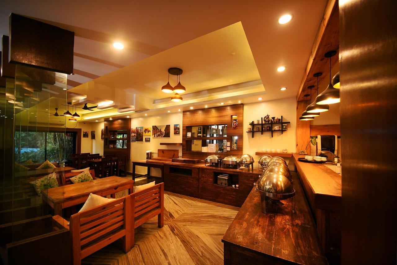 Hotel Middle Path & Spa Pokhara Exterior photo