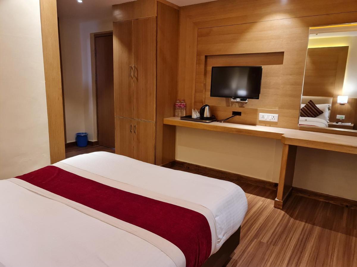 Hotel Middle Path & Spa Pokhara Room photo
