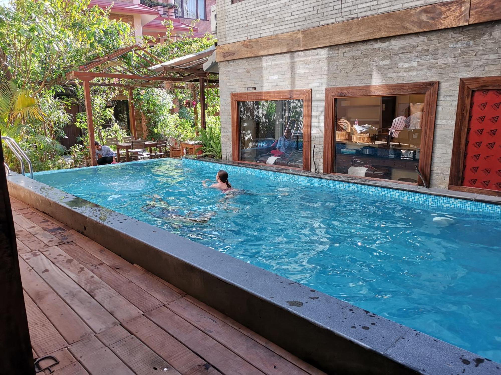 Hotel Middle Path & Spa Pokhara Exterior photo