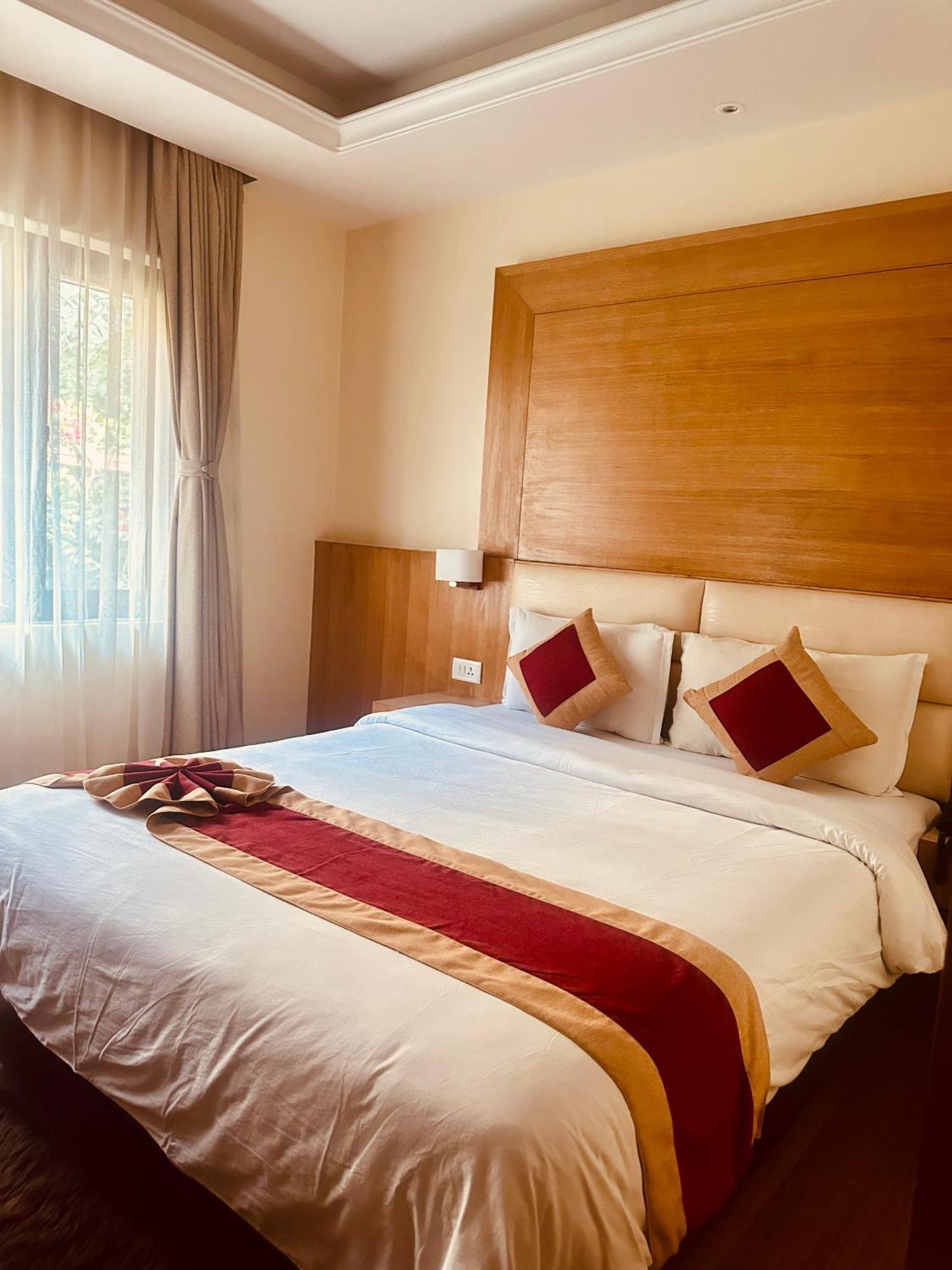 Hotel Middle Path & Spa Pokhara Exterior photo