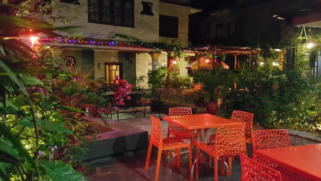 Hotel Middle Path & Spa Pokhara Exterior photo