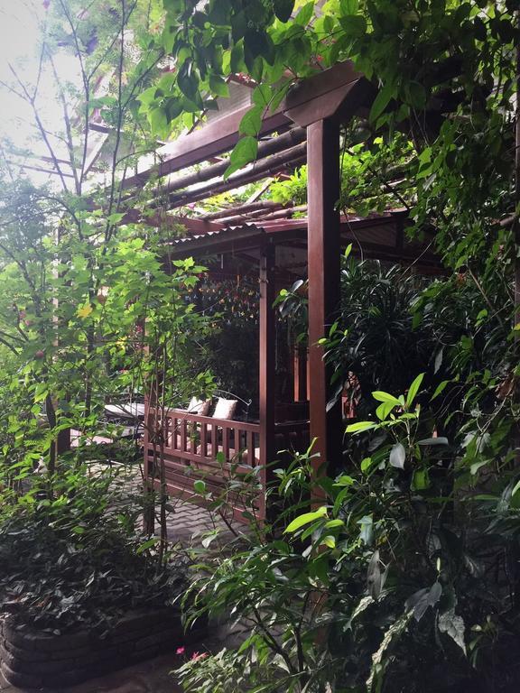 Hotel Middle Path & Spa Pokhara Exterior photo