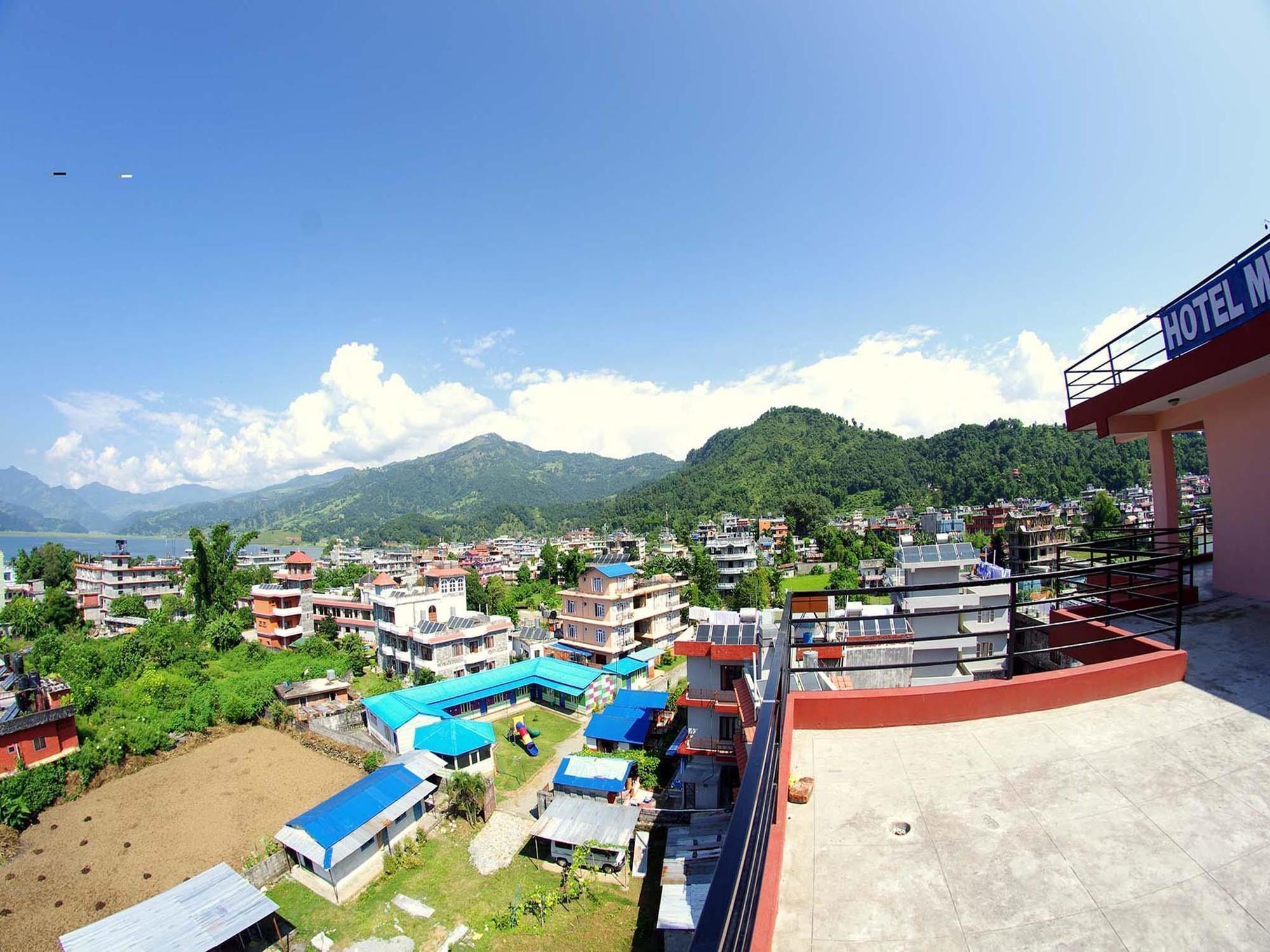Hotel Middle Path & Spa Pokhara Exterior photo