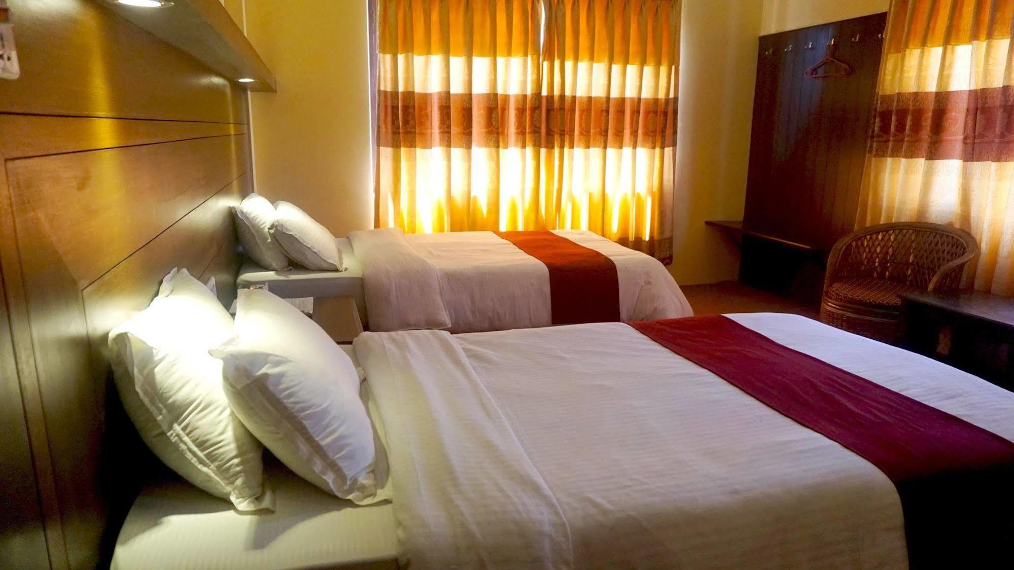 Hotel Middle Path & Spa Pokhara Exterior photo