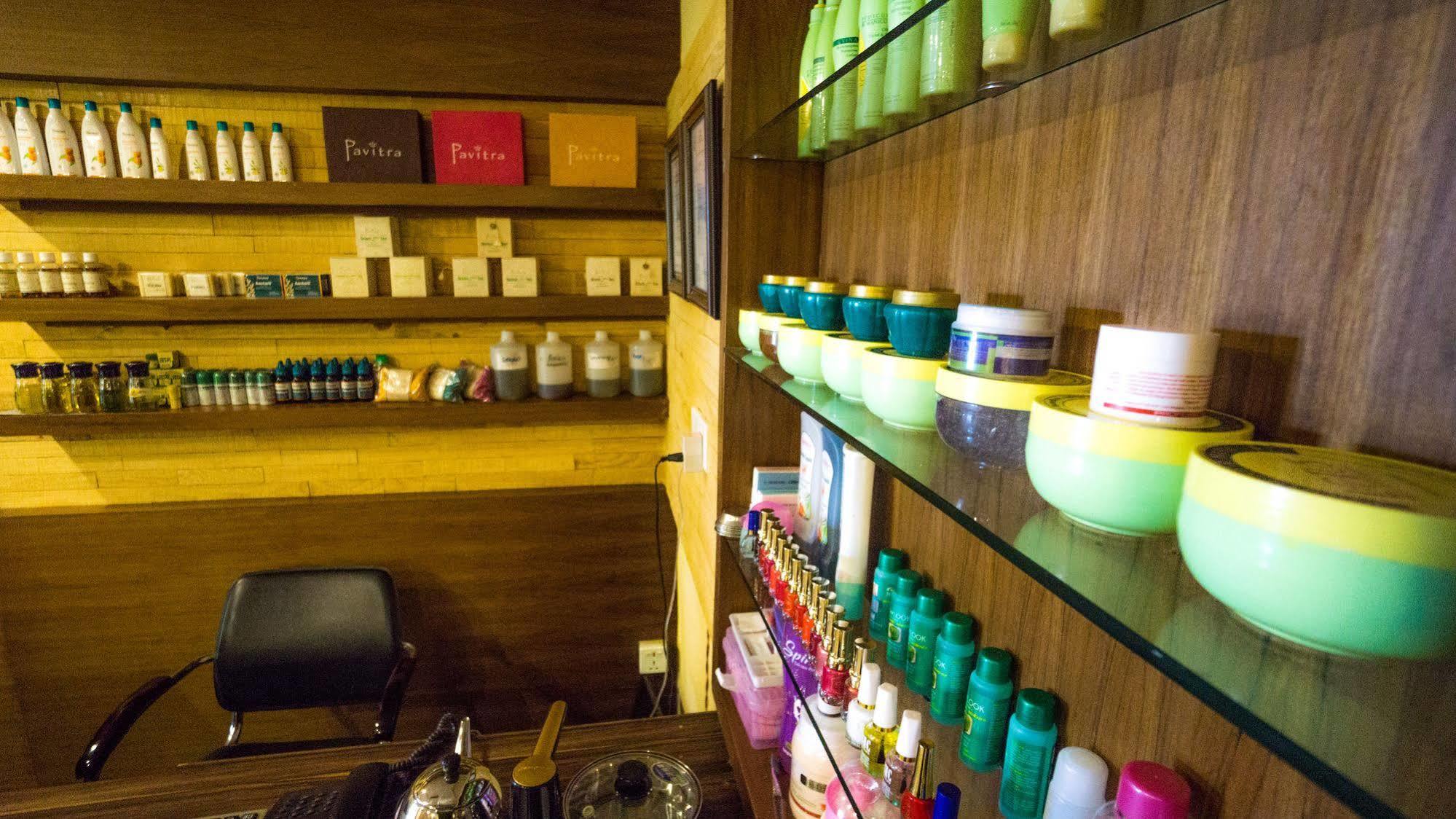 Hotel Middle Path & Spa Pokhara Exterior photo