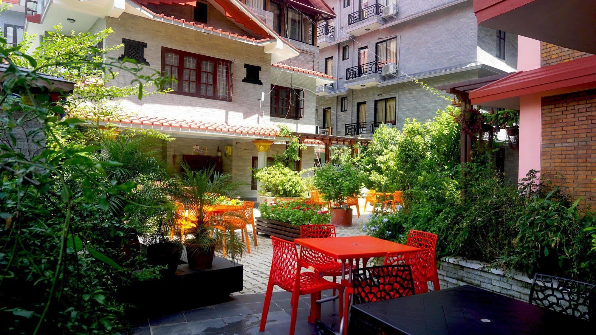 Hotel Middle Path & Spa Pokhara Exterior photo
