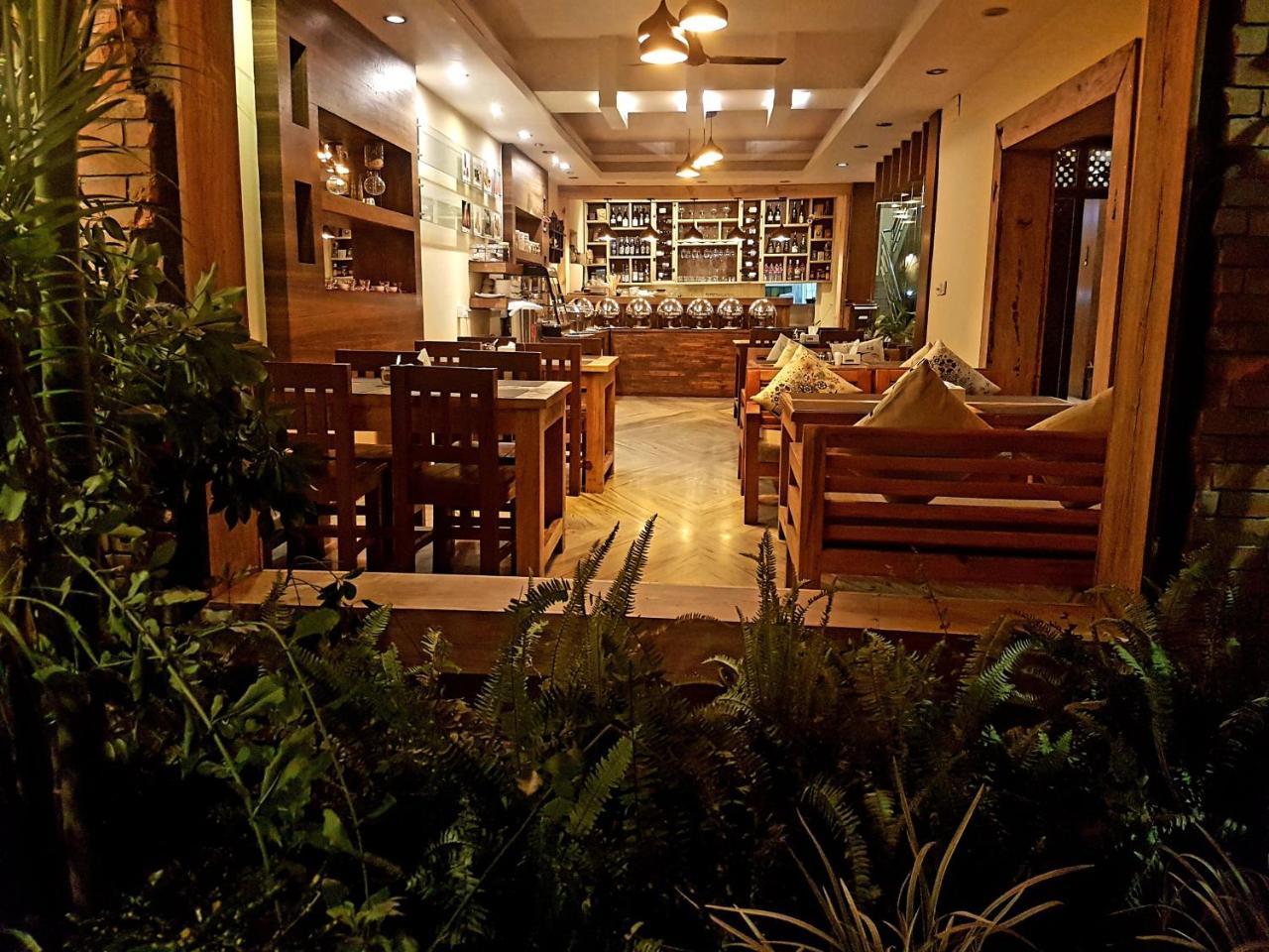 Hotel Middle Path & Spa Pokhara Exterior photo
