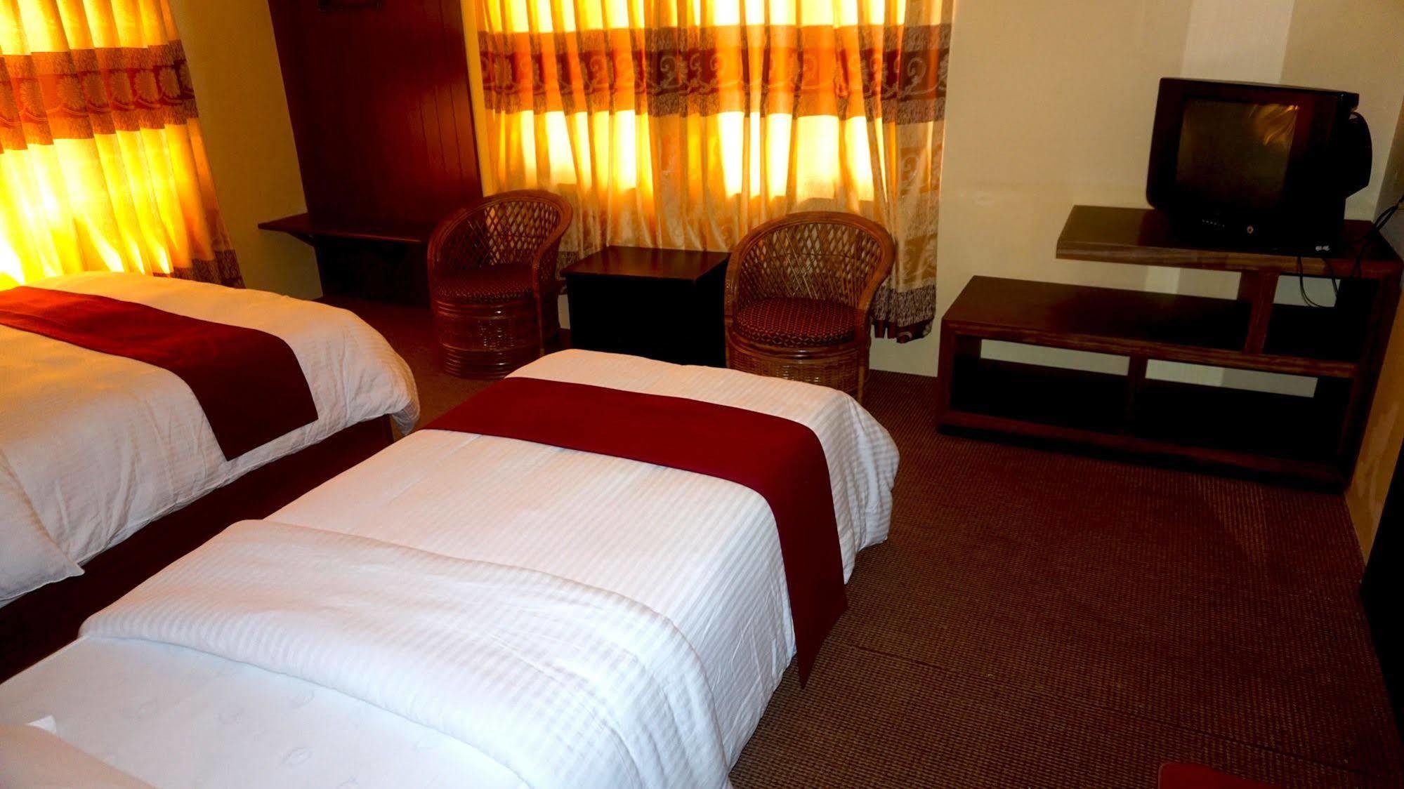 Hotel Middle Path & Spa Pokhara Exterior photo