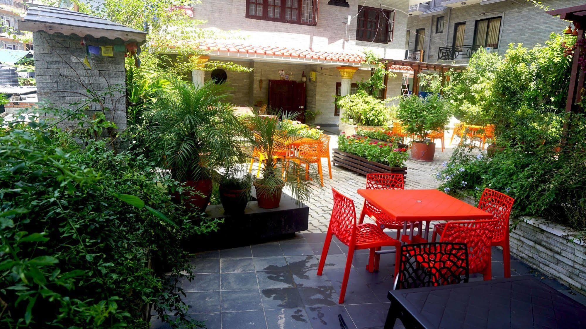 Hotel Middle Path & Spa Pokhara Exterior photo