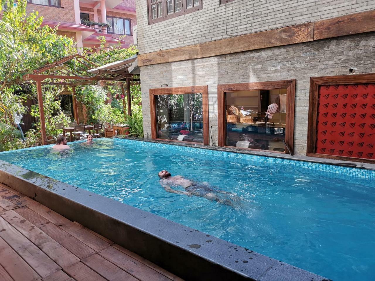 Hotel Middle Path & Spa Pokhara Exterior photo